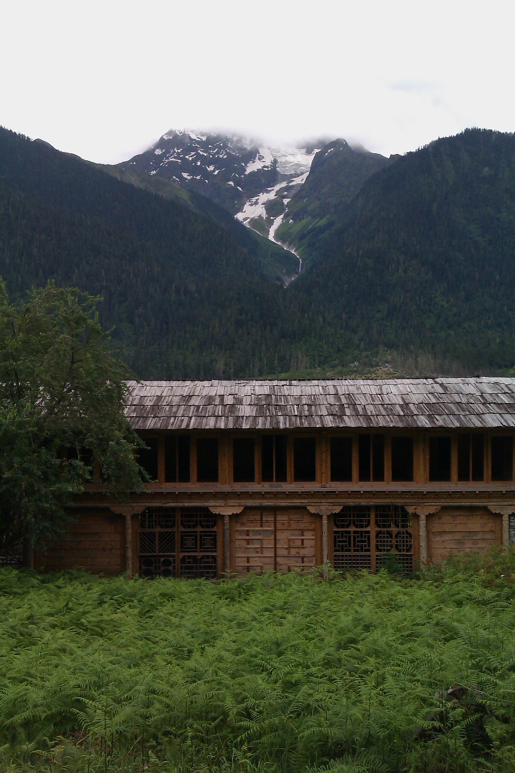 雪山下的排屋