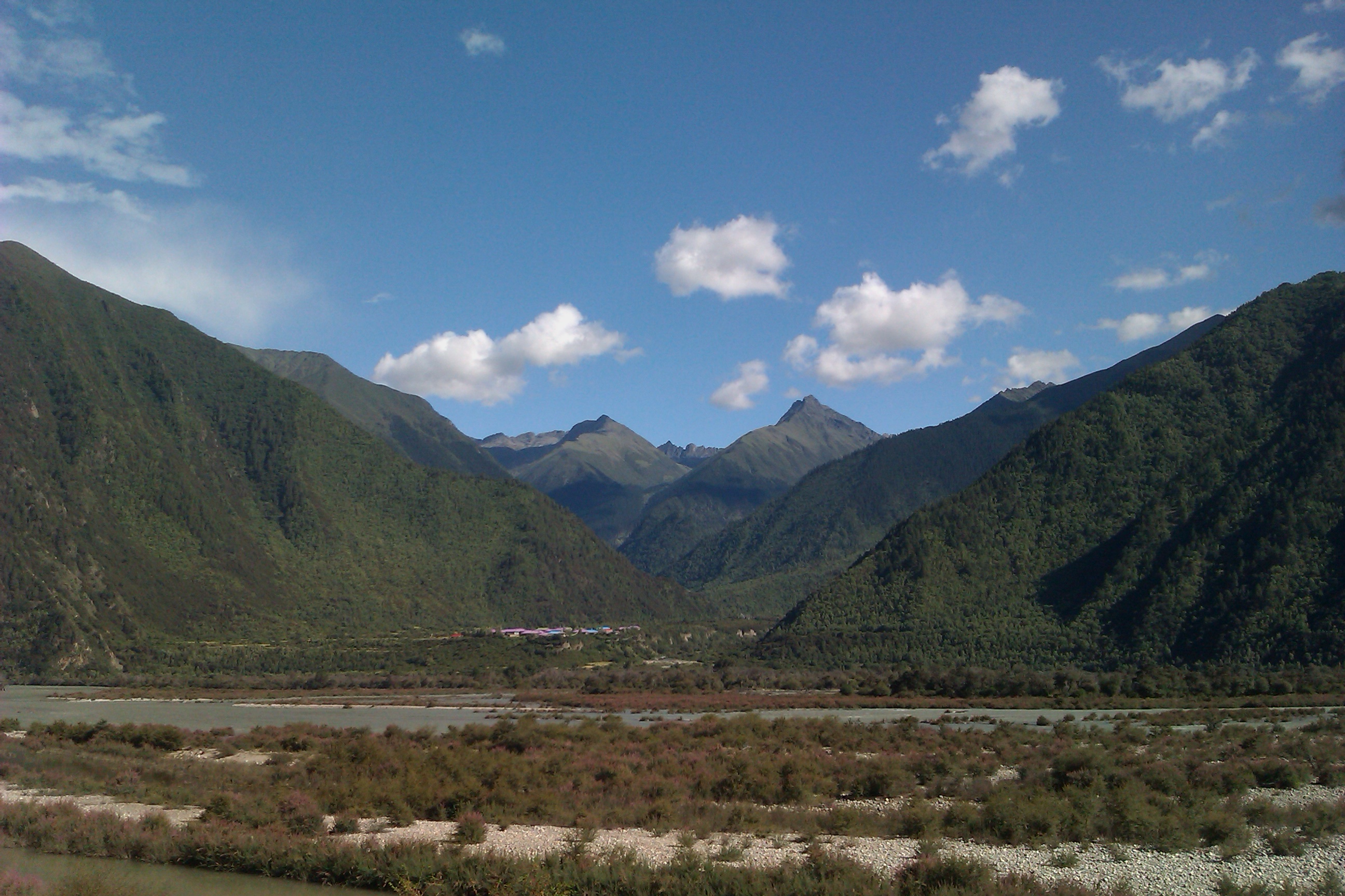 高山下的民居